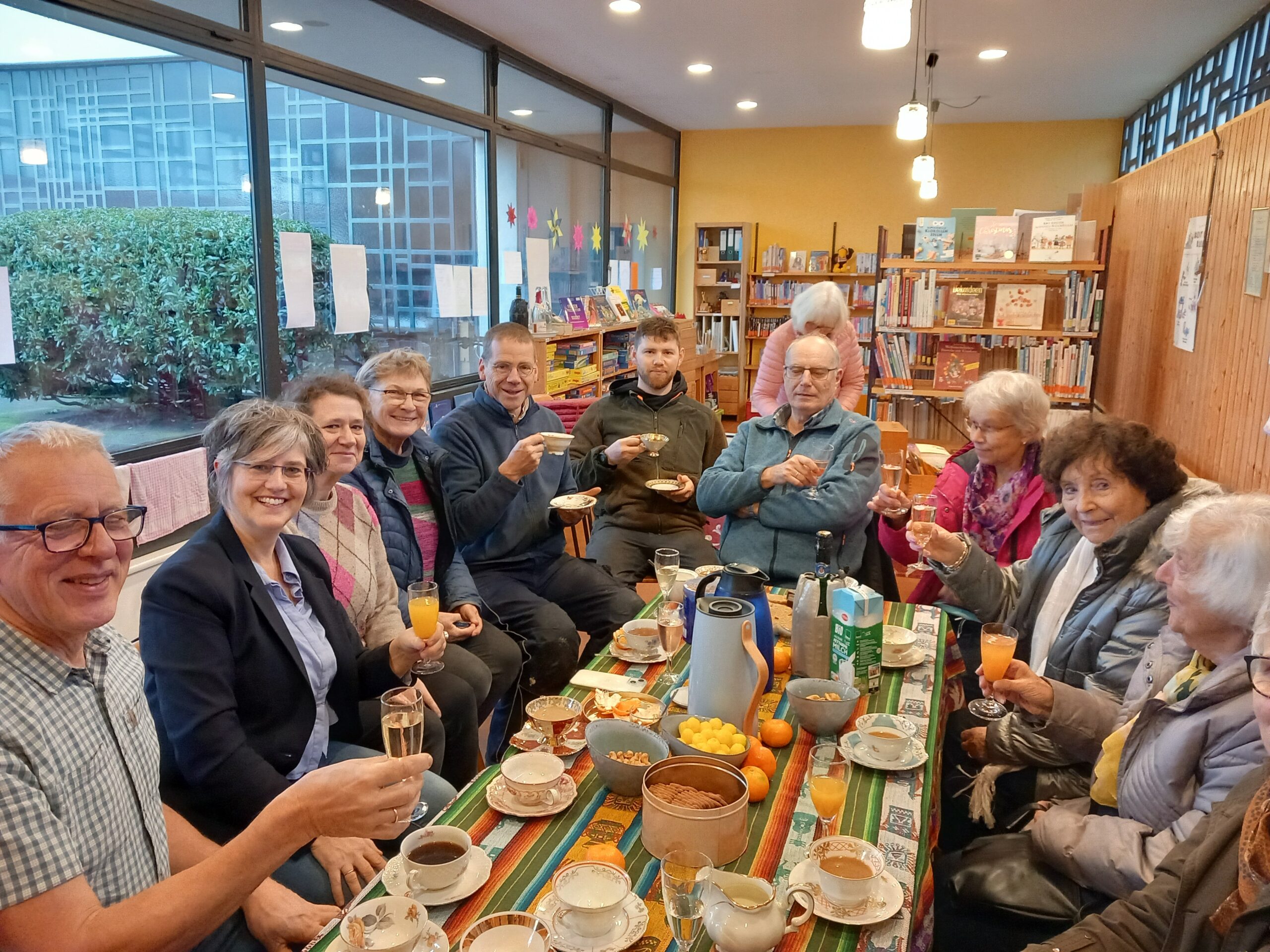 Kaffee, Kekse & Begegnung – Einweihung des Bücher-Cafés in Feldkirchen